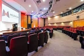 Auditório com plateia preparada para o evento